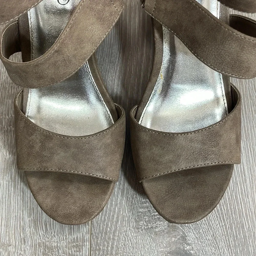 Unlisted By Kenneth Cole Day Dream Platform Wedge Taupe 8.5M